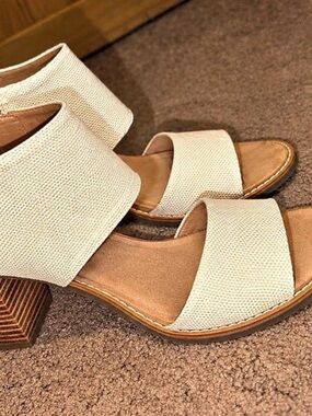 Toms Cream Block Heel Sandals Like New